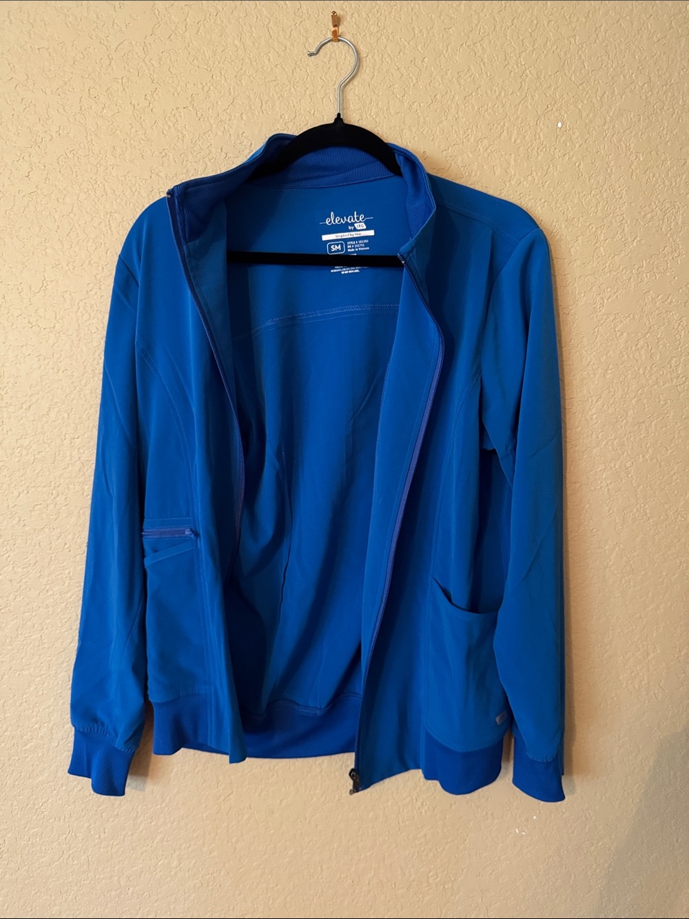 Elevate by IRG scrub jacket small royal blue